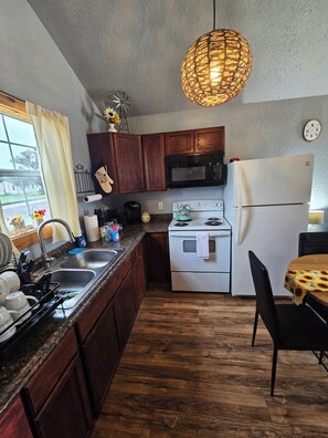 Private kitchen - Fast WiFi, Cozy Desert Cabin In Stinnett TX, Quiet & Relaxing, Laundry Room (Stinnett)