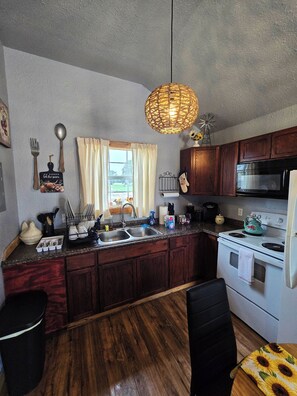 Private kitchen - Fast WiFi, Cozy Desert Cabin In Stinnett TX, Quiet & Relaxing, Laundry Room (Stinnett)