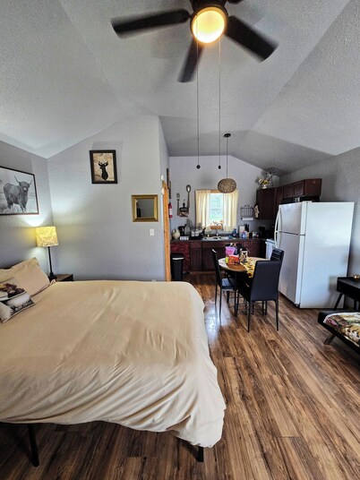 Fast WiFi, Cozy Desert Cabin In Stinnett TX, Quiet & Relaxing, Laundry Room