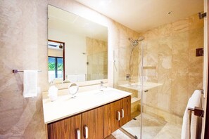 Dusche, Haartrockner, Handtücher, Seife