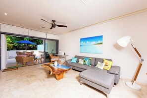 Living area - Big Terrace Luxury 2-bedroom condo in charming Playa del Carmen with AC (Playa del Carmen)