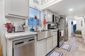 Fridge, microwave, oven, stovetop - Firefly Music Row - 1BR + Loft | Fire Pit (Fredericksburg)
