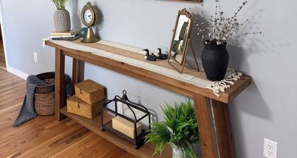 Little Loon Cottage- Charming two bedroom home in the heart of Alexandria, Mn.