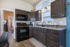 Private kitchen - Hill Country Hideaway| Pet Friendly (Fredericksburg)