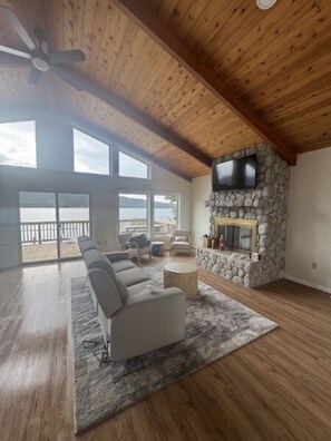 Living area - Waterfront Angler's Paradise • Dockside Charters (Ketchikan)