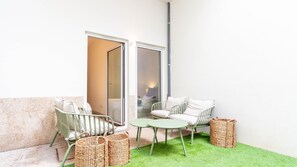 Terrace/patio - Elegant 2BR w/ Patio by LovelyStay (Porto)