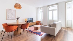 TV - Elegant 2BR w/ Patio by LovelyStay (Porto)