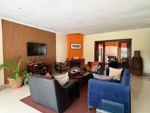 Smart TV - Double Bedroom In Mt. Pleasant Heights - 2378 (Harare)