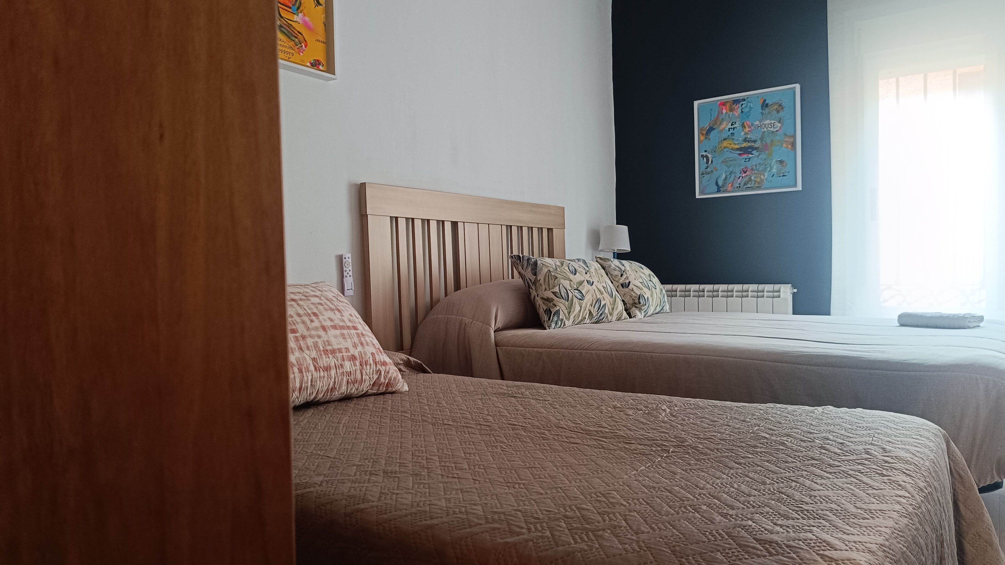 4 quartos, ferros/tábuas de passar roupa, berço de viagem