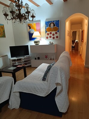 4 bedrooms, iron/ironing board, travel cot, free WiFi