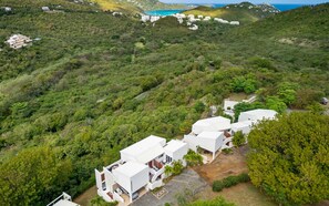 Un resort con edifici bianchi, un'area parcheggio e vista sulla costa.