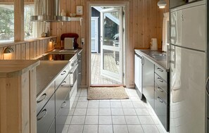Fridge, stovetop, dishwasher, cookware/dishes/utensils - Nice home in Rørvig with WiFi (Rørvig)