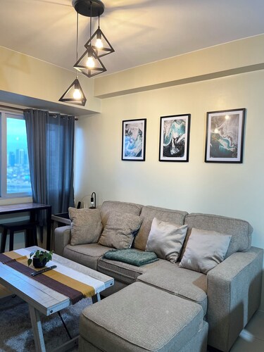 Manila Staycation for 4, near Taft, Skyway, Hospitals w/ pool & WiFi