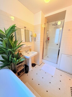 Hair dryer, towels, soap, toilet paper - Boho-chic cocoon in Neuilly-sur-Seine. (Neuilly-sur-Seine)