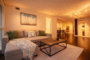 Suite, Lake View | Living area