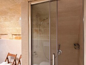 Shower, hair dryer, bidet, towels - Casa Antonia by Monholiday (Monopoli)