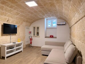 TV - Casa Antonia by Monholiday (Monopoli)