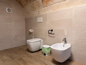Douche, sèche-cheveux, bidet, serviettes fournies