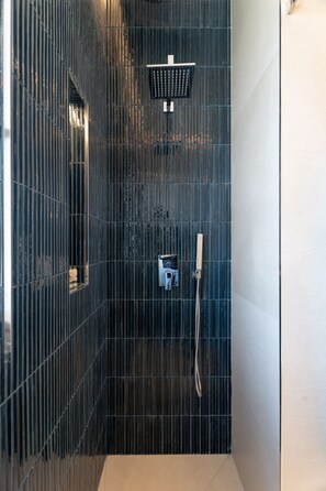Douche, sèche-cheveux, bidet, serviettes fournies
