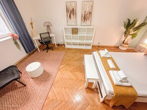 Een strijkplank/strijkijzer, gratis wifi, beddengoed
