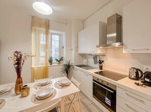 Fridge, microwave, oven, stovetop - Flatsharing - Campanini Blue suite - 3 bedroom (Milan)