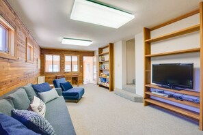 TV, fireplace - Escape to the Mountains–Spacious Home w/Hot Tub, Large Deck and Gorgeous Views! (Angel Fire)