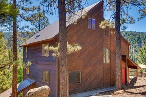 Exterior - Escape to the Mountains–Spacious Home w/Hot Tub, Large Deck and Gorgeous Views! (Angel Fire)
