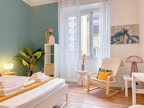 Tabla de planchar con plancha, wifi gratis y ropa de cama 