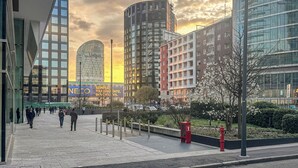 A modern urban street with high-rise buildings, a pedestrian walkway, and a clear sky. - Flatsharing - Gioia Blue Retreat – 3 Bedrooms (Milan)