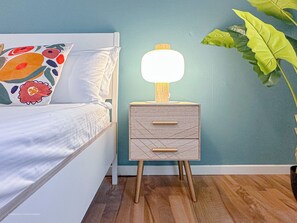 Tabla de planchar con plancha, wifi gratis y ropa de cama 