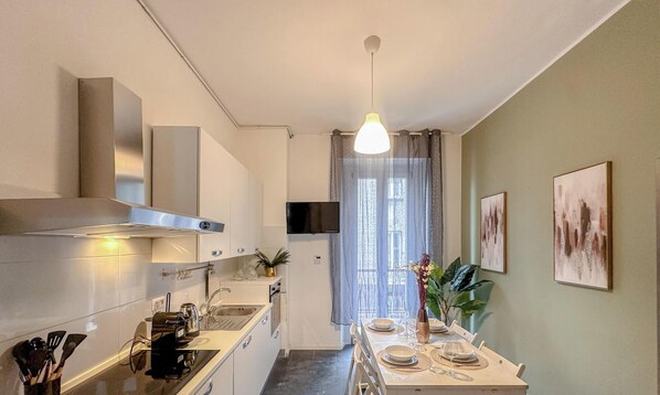Fridge, oven, stovetop, dishwasher - Flatsharing - Gioia Blue Retreat – 3 Bedrooms (Milan)
