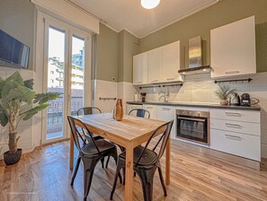 Fridge, oven, stovetop, dishwasher - Flatsharing - Gioia Orange Retreat – 3 Bedrooms (Milan)