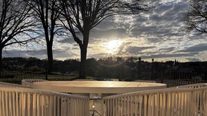 A round outdoor table with a white fence in the foreground. - Renovated, beautifully furnished vacation home "Sannchen" with great attention to detail (Dahlem)