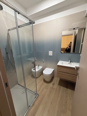 Classic Condo, Balcony, City View | Bathroom | Hair dryer, towels, soap, toilet paper - le casette marconi (Peschici)