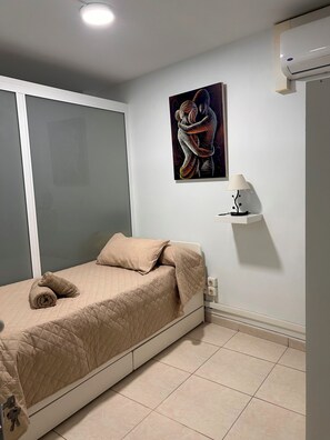 3 bedrooms, iron/ironing board, WiFi, bed sheets - El Diamante Azul - Comfy Apartment in Valverde (Villa de Valverde)