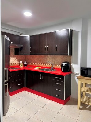 Microwave, stovetop, coffee/tea maker, cookware/dishes/utensils - El Diamante Azul - Comfy Apartment in Valverde (Villa de Valverde)