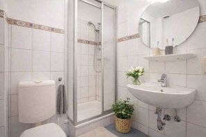 Dusche, Haartrockner, Handtücher, Toilettenpapier