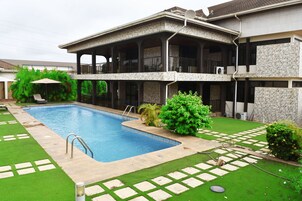Una piscina al aire libre