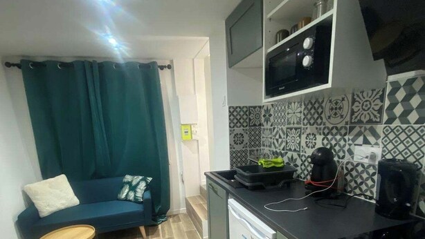 A compact kitchen with a dining area, a sofa, and patterned tiles. - Entire apartment - Angers, France (Angers)