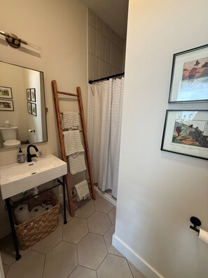 Shower, towels, toilet paper - Bucknell Parent's Home Base - Walk to Restaurants and Campus, Live Like a Local (Lewisburg)