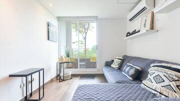 Exclusive Suite, Balcony, City View | Living area