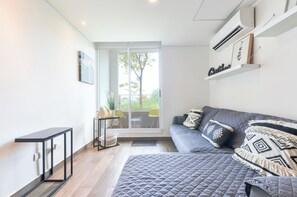 Exclusive Suite, Balcony, City View | Living area