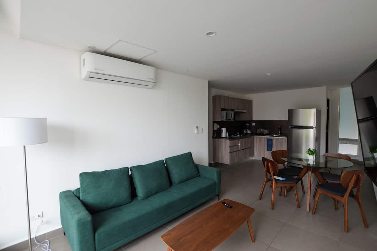 Suite, Balcony, City View | Living area