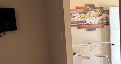 Charming 1-bedroom studio with AC in lovely Lancaster