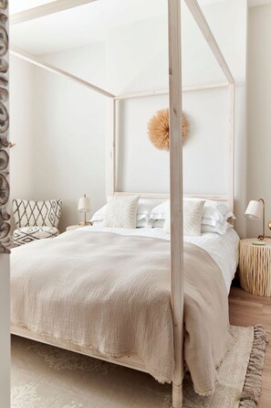 7 bedrooms, iron/ironing board, Internet, bed sheets - The Sanctuary - Seven Bedroom Apartment, Sleeps 20 (Bournemouth)