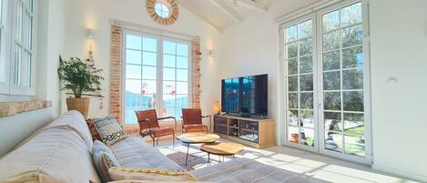 Smart TV, fireplace, ping pong