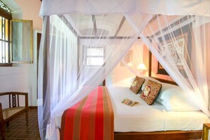 5 bedrooms, iron/ironing board, Internet, bed sheets - Turtle House - Five Bedroom Villa, Sleeps 10 (Kamburugamuwa)