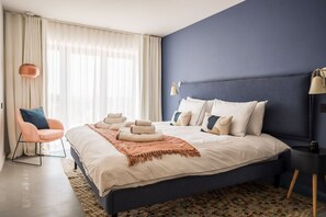 5 bedrooms, iron/ironing board, Internet, bed sheets