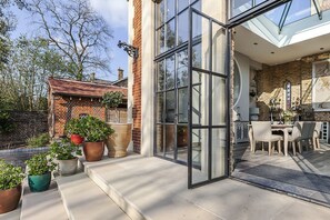 Outdoor dining - Greenwich Hall - Nine Bedroom Villa, Sleeps 22 (London)
