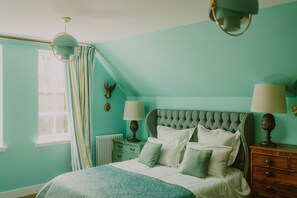 2 bedrooms, iron/ironing board, internet, bed sheets